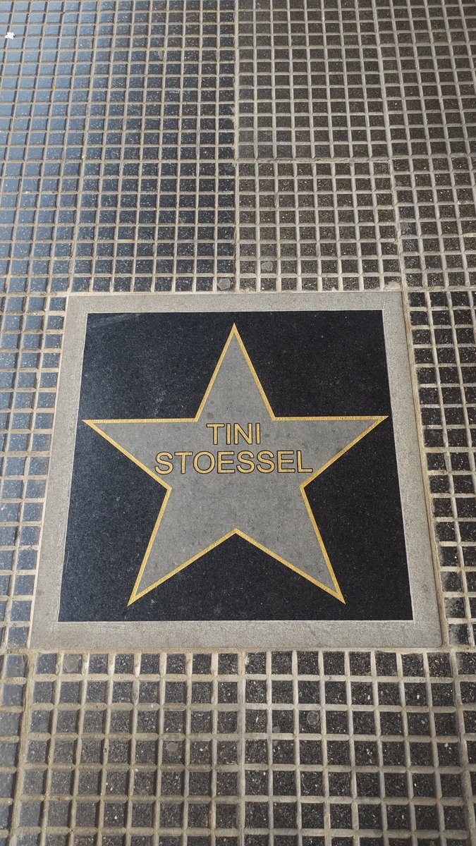 TINIsByEle's tweet photo. Definitivamente arreglada la estrella de Tini en Avenida Corrientes y encima amo que justo cuando paso, ya hay gente sacandose foto 🥺😭 https://t.co/IrMxcmGnW6
