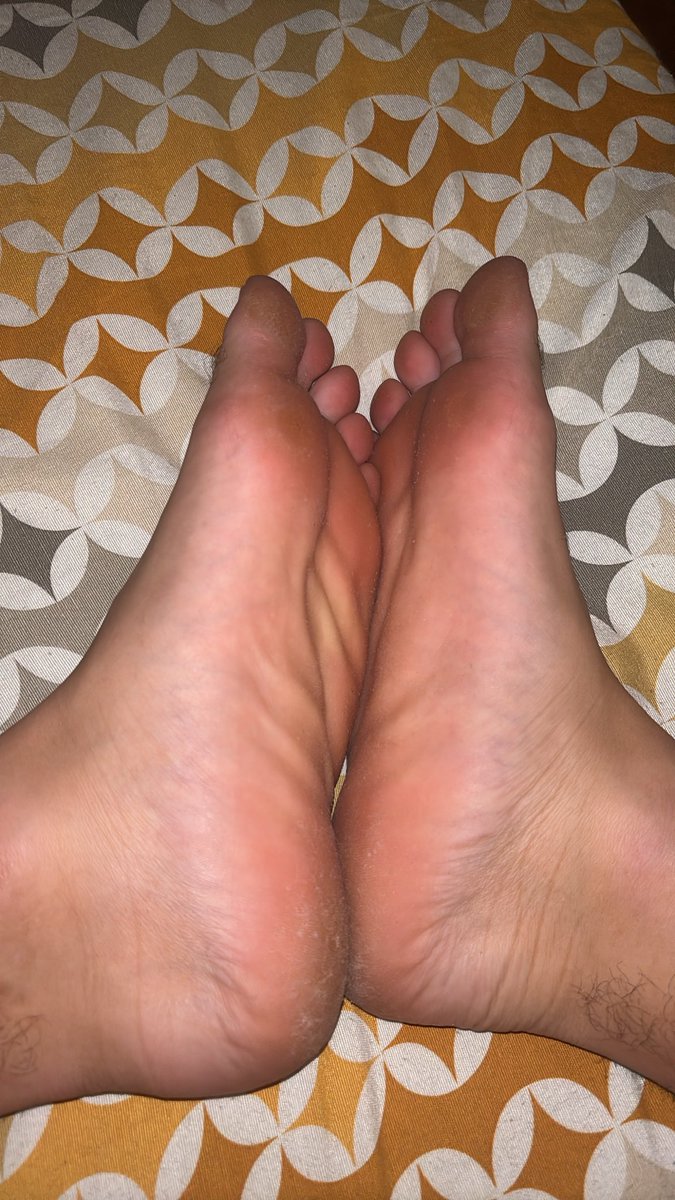 DmasMaster's tweet photo. 🇮🇹 Vieni a massaggiarli cagna!! Il tuo padrone ha bisogno di rilassarsi!! 

🇬🇧 Come and massage them, you bitch!! Your master needs to relax!!

#feetmaster #findom #masteritalia @master_italiani @masteritaliani https://t.co/RunrKAaJiJ