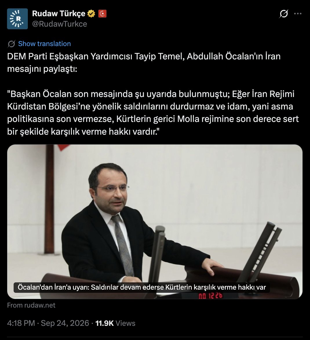 bedelboseli's tweet photo. İmralı görüşme belgeleri bize iki ayrı Öcalan gösteriyor.

Resmî masadaki Öcalan özetle şunu söylüyor: Rojava'yı YPG/YPJ eliyle nasıl yok ettiysek, İran'da da PJAK eliyle onu yapmalıyız ve Kürtlerin hak sahibi olmasını engellemeliyiz. Irak Kürdistan Bölgesel Yönetimi'ni de yıkmalıyız. Türkiye devleti bu projeme destek versin. Kürtleri, Kültüralist haklardan vazgeçirip Kürtlüğü de Kürtçeyi de yok etmeliyiz. Kürdistan adı gericiliktir, yok edilmelidir. 

Kürtleri kandırmak için medyaya gönderdiği resmî olmayan mesajlardaki Öcalan ise bambaşka konuşuyor: Kürtçe önemlidir. Rojava kırmızı çizgimdir. Kürdistan Bölgesi'ni korumalıyız. Kürtler birlik olmalıdır. 

Tüm bu gerçeklere rağmen; Öcalancı parti ve kurumlardan hâlâ istifa etmeyen, bu yapılara hizmet etmeyi sürdüren, onlara destek veren ve itibar kazandıranlar haindir. Gerçekleri bilmelerine rağmen, sırf şahsi çıkarları uğruna Kürt halkının kanı ve canı üzerinden kendi halkına ihanet etmektedirler.