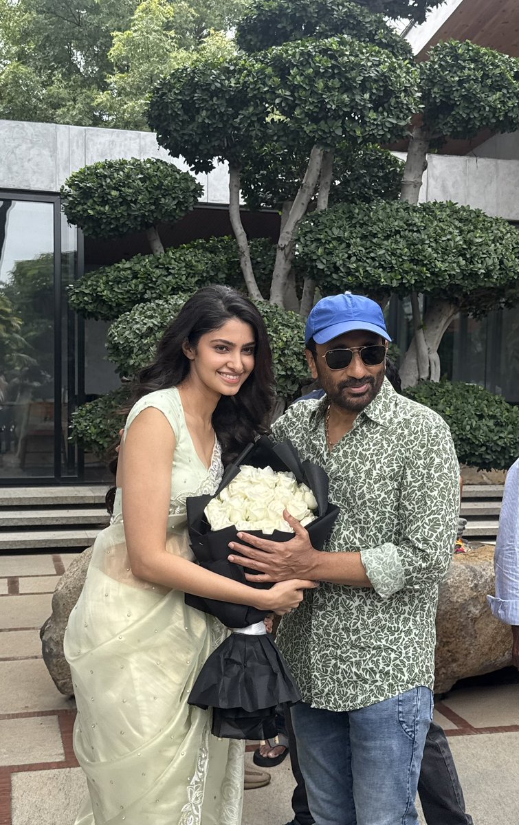varanasi_manasa's tweet photo. Happy Birthday @SreenuVaitla sir 🎉🍰
Wishing you the biggest blockbuster year ahead 🎥 The little girl in me is beyond thrilled to travel with you on this roller coaster of a movie. Let’s rock it 🙌🌌 https://t.co/qdkX7QRYMo