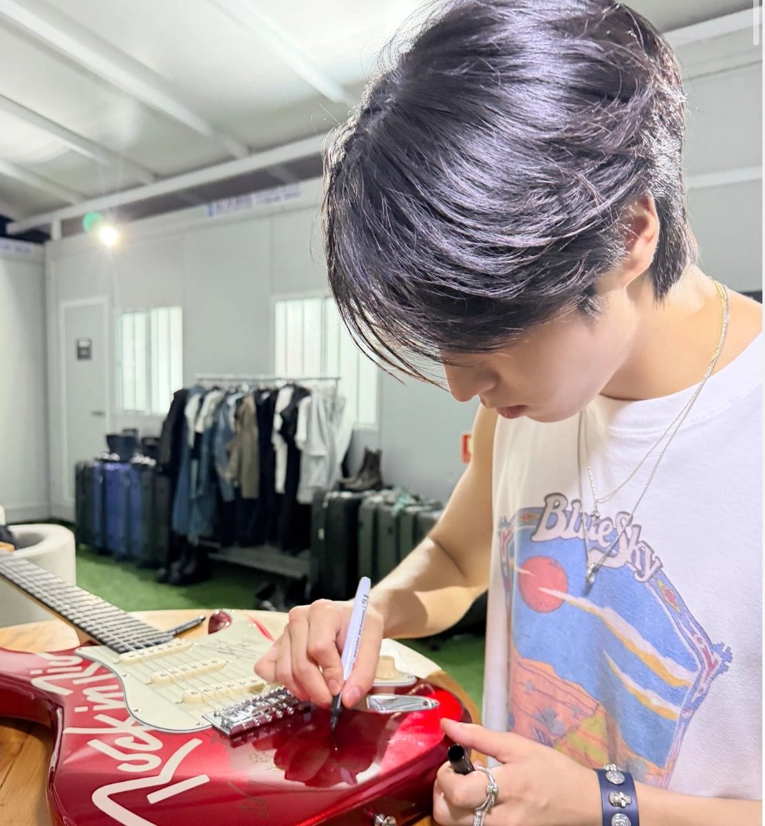 ham_jisungie's tweet photo. jisung signing the guitar for the rock in rio charity auction!! 💚 https://t.co/muOFeMGt66