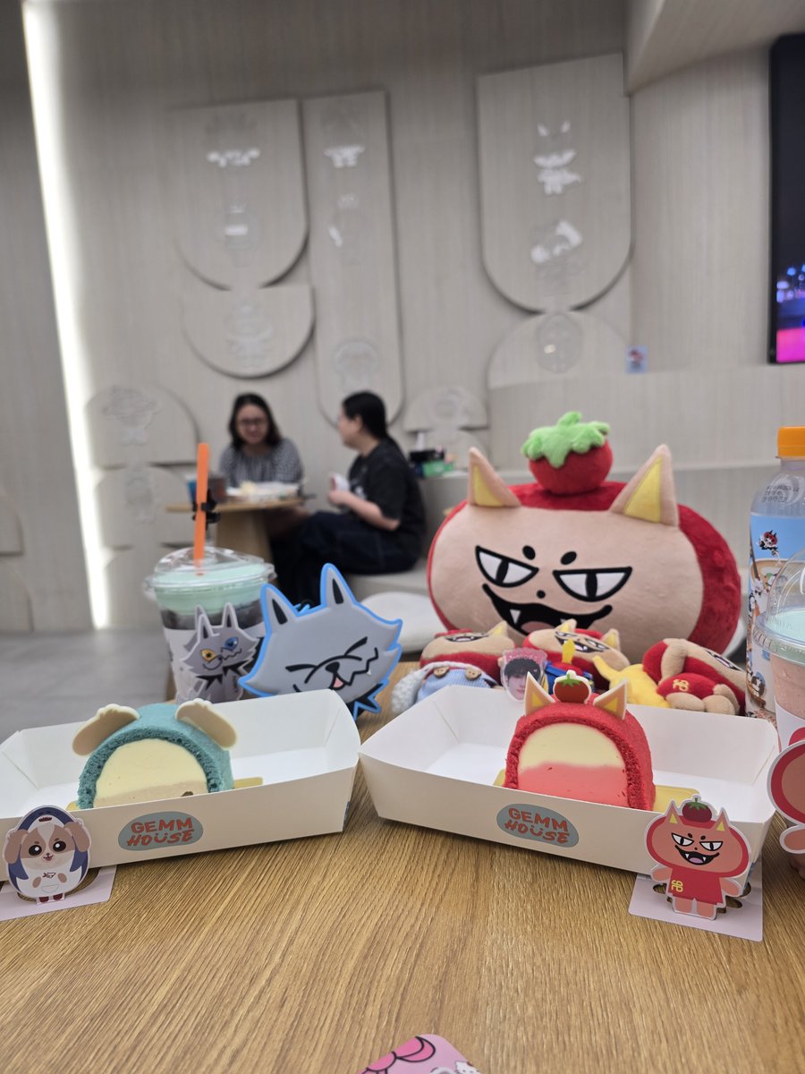 naphadara1809's tweet photo. มากินเนื้อมาฟ้อกแล้วววว
อร่อยมาก คำแรกเอ๊ะ คำสองเริ่มละ
 คำสามอร่อยยยย 
หอมสตรอว์เบอร์รีหอมมิ้นๆ
เค้กคือชอบเลยอร่อยมากกกกก

#GMMMHOUSE #TOMAFOX https://t.co/CdSdewAlOK