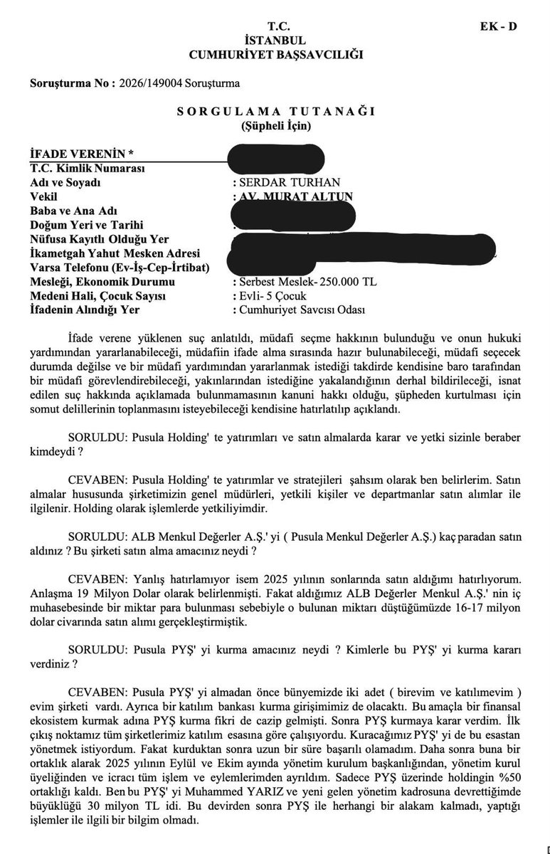 muratagirel's tweet photo. Pusula Holding’in sahibi Serdar Turhan’ın 22 Eylül 2026 tarihli savcılık ifadesinde çok çarpıcı para hareketleri soruluyor.

Turhan’a göre Pusula PYS’yi kurdu, ancak 2025 sonlarında yönetimi Muhammed Yarız’a devretti. PYS’nin büyüklüğünün devir sırasında yaklaşık 30 milyon TL olduğunu söylüyor.

Ancak sonrasında ortaya çıkan rakamlar çok büyük:

— Turhan’ın 02.01.2024–16.09.2026 arasındaki toplam bankacılık işlem hacmi: 74 milyar 204 milyon TL.

— Muhammed Yarız ile karşılıklı para hareketi: yaklaşık 1 milyar 929 milyon TL.

— 2026’da yalnızca üç işlemde hesabına yatırıldığı belirtilen nakit: 1 milyar 820 milyon TL.

— Çalışkan Sarrafım Kıymetli Madenler ve Bilal Çalışkan ile tespit edilen işlem hacmi: 6 milyar 207 milyon TL.

— İsviçre’deki hesap hareketleri sorulduğunda Turhan, söz konusu dönemde yaklaşık 90 milyon doların hesabına geldiğini ve bu paranın tamamını Pusula PYS’ye aktardığını söylüyor.

— Kendi adına PKZ fonuna yatırım yaptığını, bu fonda Katılımevim hisseleri bulunduğunu da kabul ediyor.

— Savcılık ayrıca Pusula PYS bünyesindeki fonların Katılımevim hissesi alımlarını ve Para Piyasaları Fonu’ndan alınan paraların usulsüz biçimde borç verilerek hisse alımında kullanılıp kullanılmadığını soruyor. Turhan ise bu işlemlerden haberi olmadığını savunuyor.

— Katılımevim hisselerinin yaklaşık bir yılda 3 TL’den 70 TL’ye, şirketin piyasa değerinin ise 21 milyar TL’den 490 milyar TL’ye çıkması da ifadede sorgulanıyor. Turhan yükselişi şirketin finansal performansıyla açıklıyor ve manipülatif işlem yaptığını reddediyor.