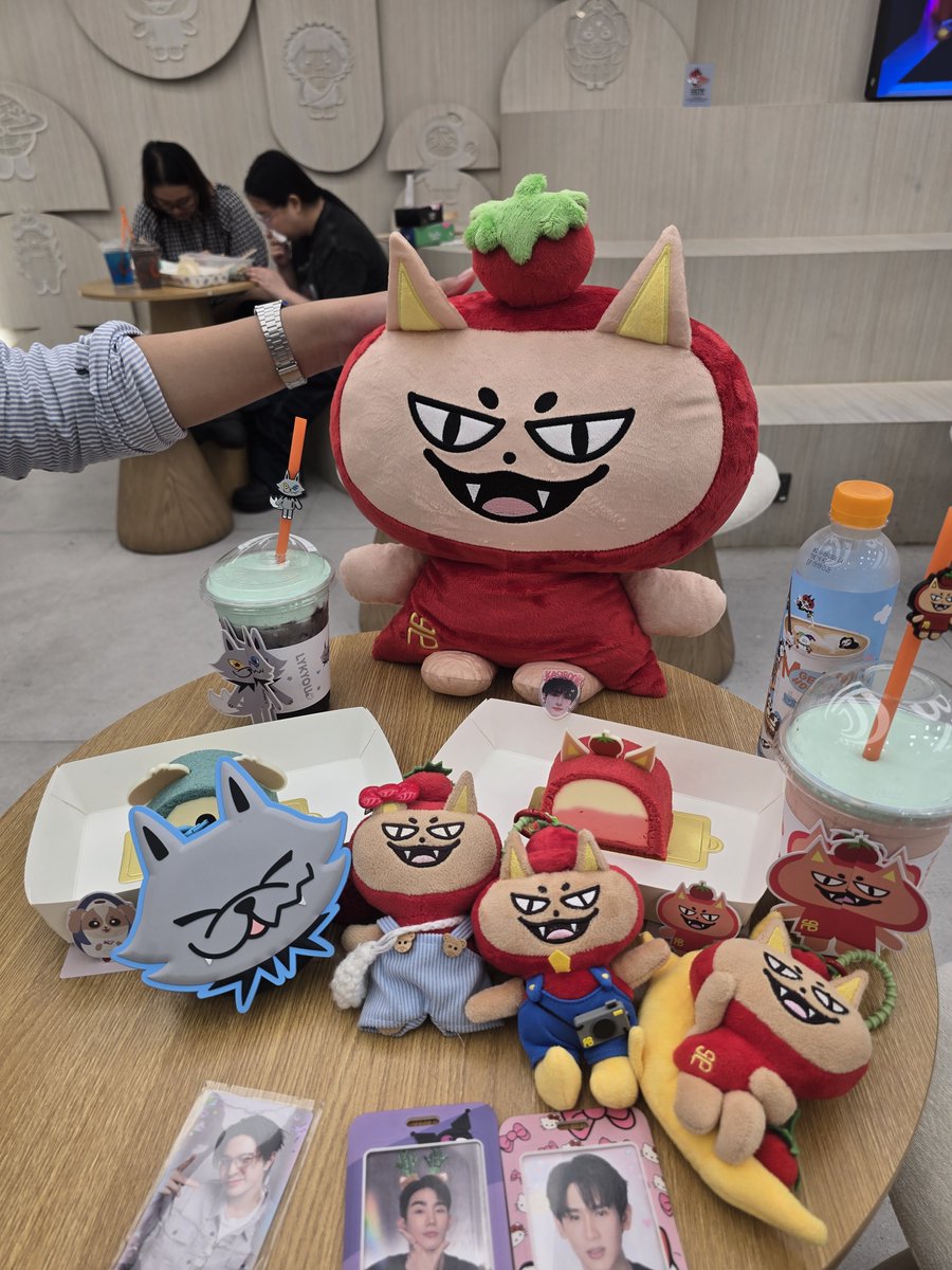 naphadara1809's tweet photo. มากินเนื้อมาฟ้อกแล้วววว
อร่อยมาก คำแรกเอ๊ะ คำสองเริ่มละ
 คำสามอร่อยยยย 
หอมสตรอว์เบอร์รีหอมมิ้นๆ
เค้กคือชอบเลยอร่อยมากกกกก

#GMMMHOUSE #TOMAFOX https://t.co/CdSdewAlOK