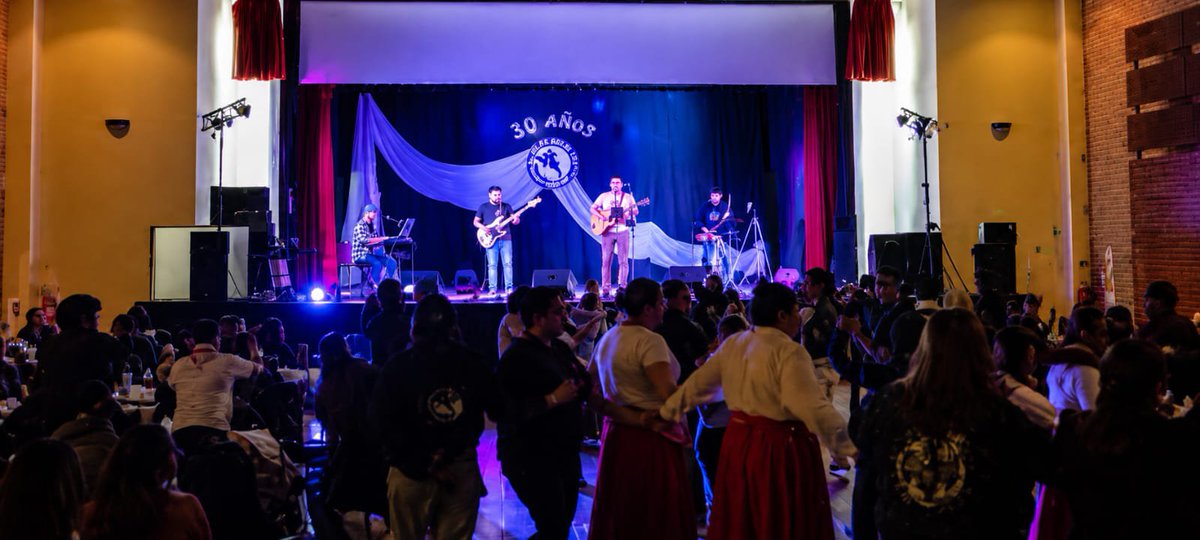 MataNegraOK's tweet photo. Fotos de nuestro show festejando los 30 años de la escuela de danzas "Renacer" 📸

Atentos que pronto nos reencontraremos 😉🙌🏻

#puertosantacruz #matanegra #NocheDePeña #EscuelaDeDanzasRenacer  #folcloreargentino https://t.co/jBBoErnNEK