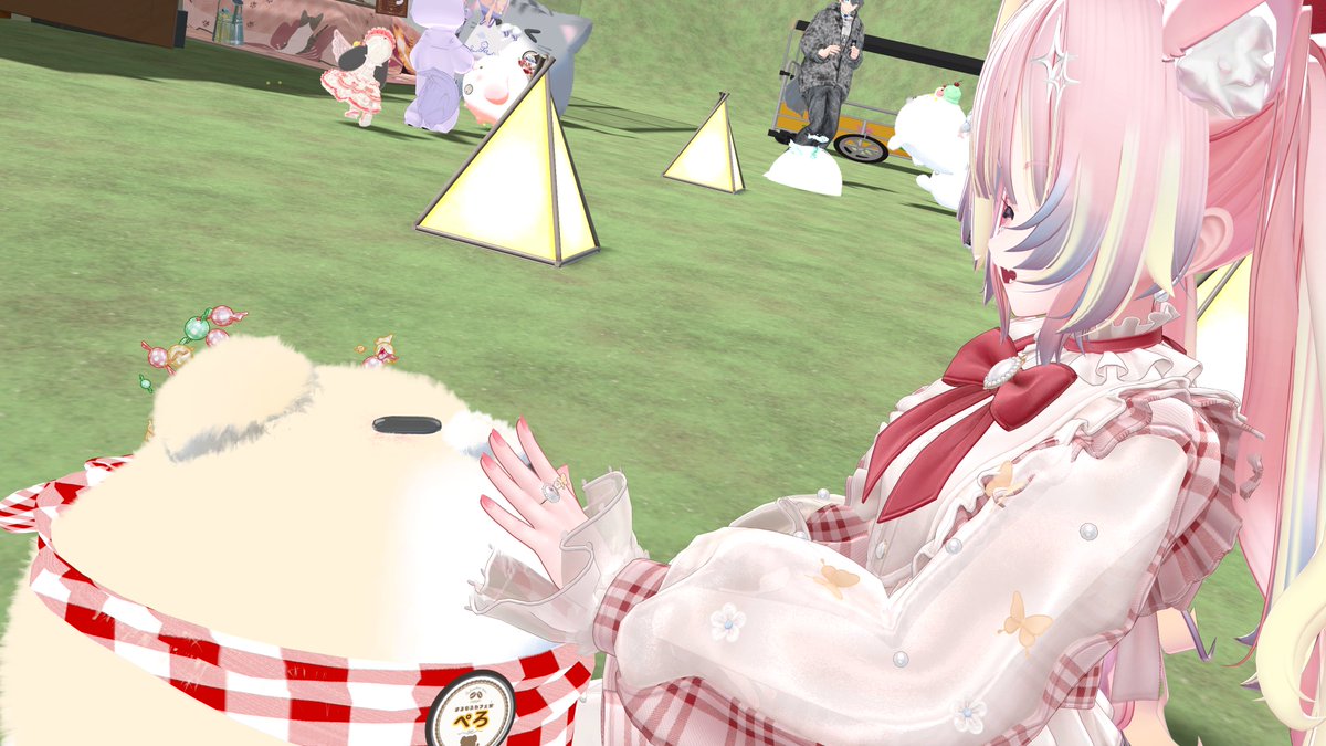 ttcha_vrc's tweet photo. #まるもふカフェ 81回目の参加～！
入って早速、プールにいたあめだまちゃんとばにらちゃんに構ってもらう🦭あざらしちゃんはいつも泳いでて可愛い～💕
ぺろちゃんモフモフさせてもらったり、巨大化したれいれい君とねこたく君が暴れてたりと、楽しいまるもふでした❤️‍🔥 https://t.co/uLdcQXAVG3