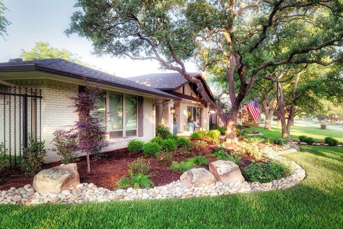 CustomTurfServ's tweet photo. Your lawn isn’t the only part of your landscape that needs attention. 🌳

Custom Turf Services offers year-round tree &amp; shrub care, including fertilization plus insect &amp; disease treatments.

Give your whole landscape professional care.

📞 817-545-8873 https://t.co/xbN5En48KN