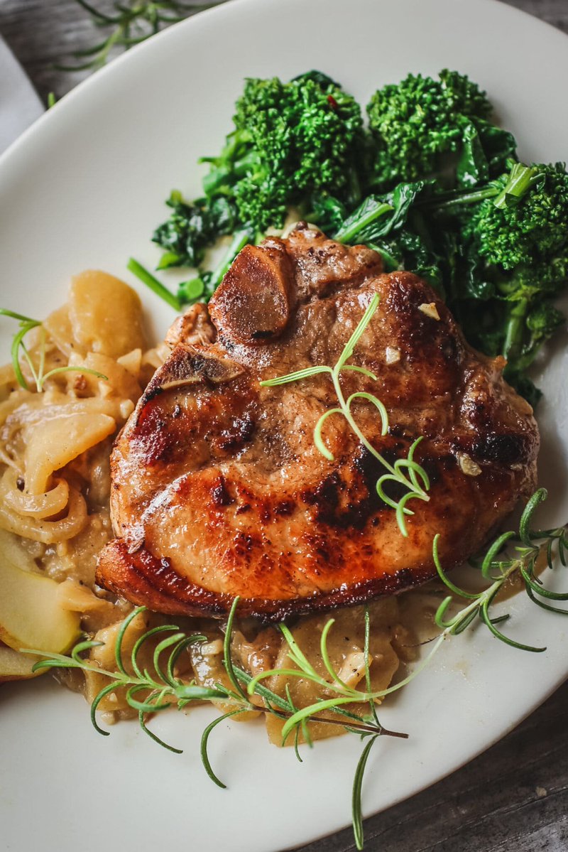 AIRHEADTRAINER's tweet photo. She's already got him a plate ready! A large, roasted slap of Oinkologne meat with apples, onions and a BIT of broccoli!
She promised he wouldn't go hungry whenever he visited after all. ~ https://t.co/0UEfZdvinn