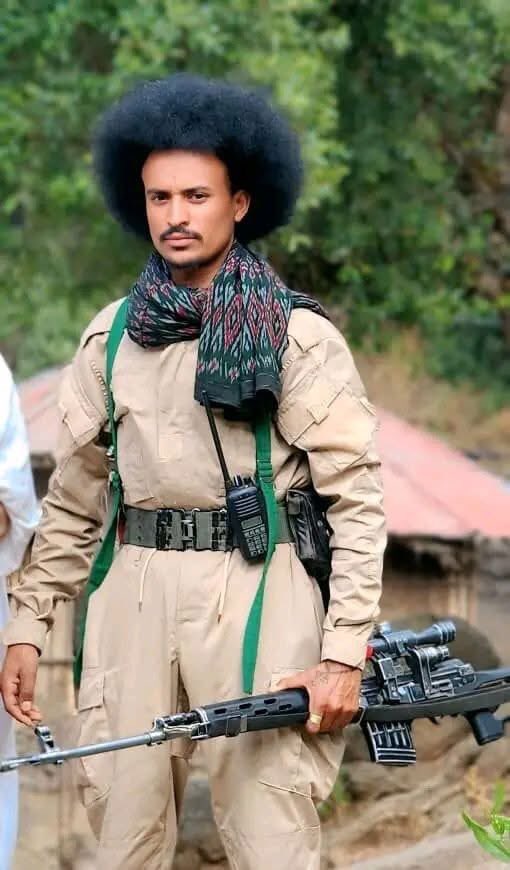 Samibebi2's tweet photo. #ኮረኔል_መለስን እና #ኮረኔል_ወይራውን ኮሌታቸውን ይዞ ለ13ኛ ግዙፉ ኮር ሰብሳቢ ለአርበኛ ሞላ አዳነ ያቀረበው ጀግና አርበኛ ምስጋን መሰለ ይባላል የማረጉ ተማረ ክ ጦር የ3ኛ ሻለቃ መሪ ነው።

የአሳምነው ልጅ! አቤት ቁንጅና ወንድም pa https://t.co/aPlWexeCaw