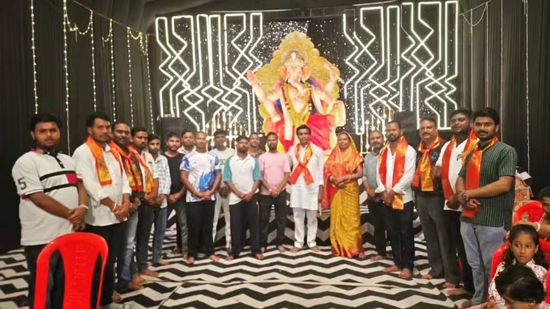 LokendraBilwal's tweet photo. 🙏🌺 गणेश पंडालों में दर्शन एवं आशीर्वाद 🌺🙏

 झाबुआ नगर के विभिन्न गणेश पंडालों में अखिल भारतीय आदिवासी कांग्रेस के राष्ट्रीय अध्यक्ष एवं झाबुआ विधायक बड़े भैया डॉ. विक्रांत भूरिया जी @VikrantBhuria का कार्यकर्ताओं के साथ जाना हुआ। 🙏✨ https://t.co/cCiVIyn9jW