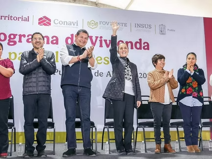DespiertaPue's tweet photo. 🇲🇽🏗️ ¡Sheinbaum anuncia proyectos para Puebla rumbo a 2027!

La presidenta Claudia Sheinbaum anunció proyectos de bienestar, infraestructura, vivienda e innovación para Puebla.

https://t.co/Es2U3oGavT

#Puebla #Sheinbaum #Infraestructura #Bienestar #DespiertaPuebla https://t.co/RXKunzrlIH
