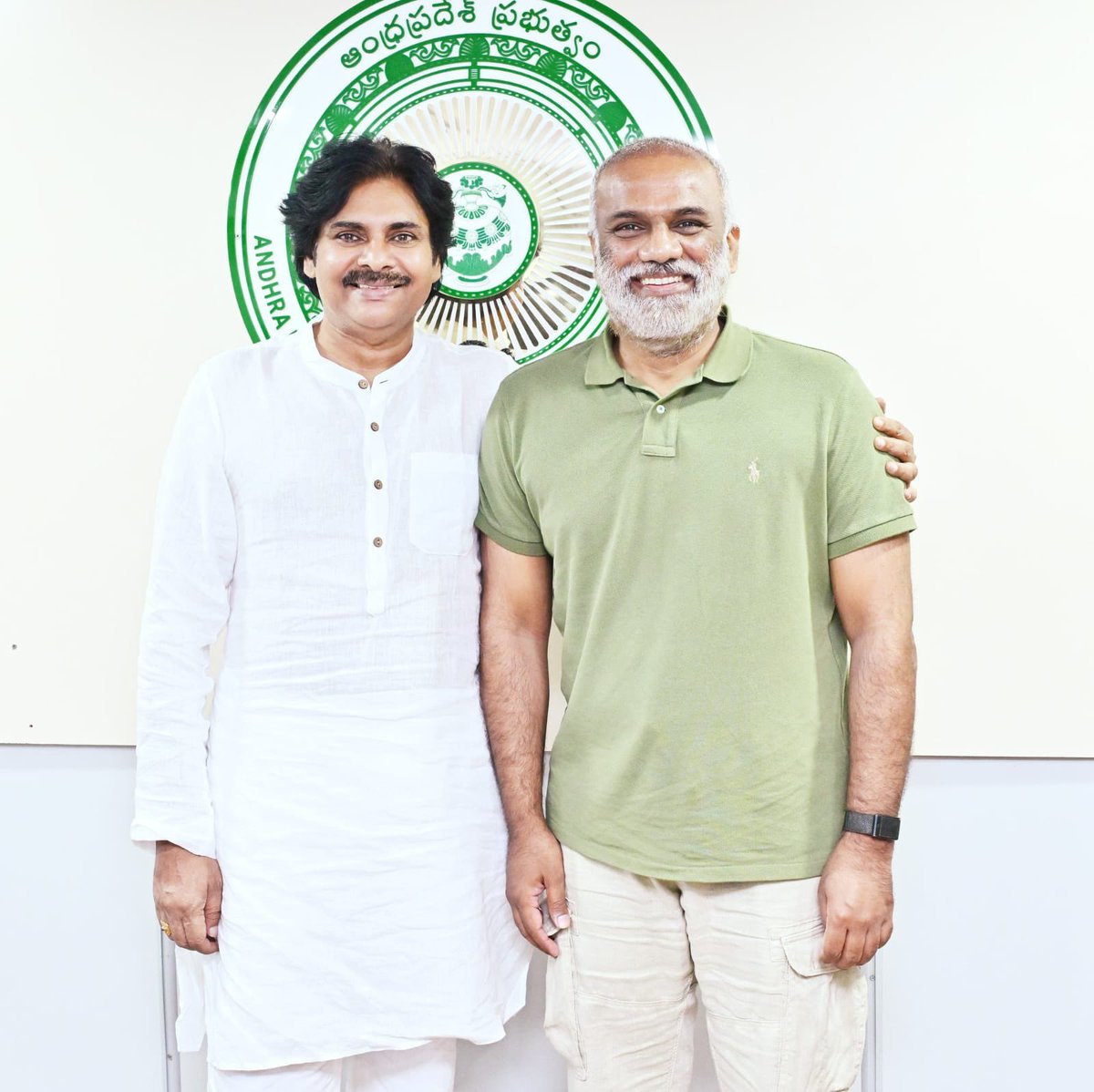 Harinani_'s tweet photo. శ్రీ పవన్ కళ్యాణ్ గారితో వంగవీటి రాధాకృష్ణ ఆత్మీయ భేటీ ..! 

He will join Janasena soon. https://t.co/61R1qawMKU