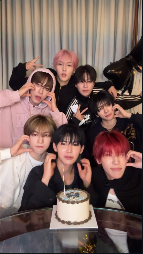 ModU226's tweet photo. the difference between Weibo upload and Insta stream (that I watched live 😭)

weibo looks like 4K quality 
and the frame is wider so Zihao doesn't disappear multiple times 

#Modyssey https://t.co/le6ozCV5ha