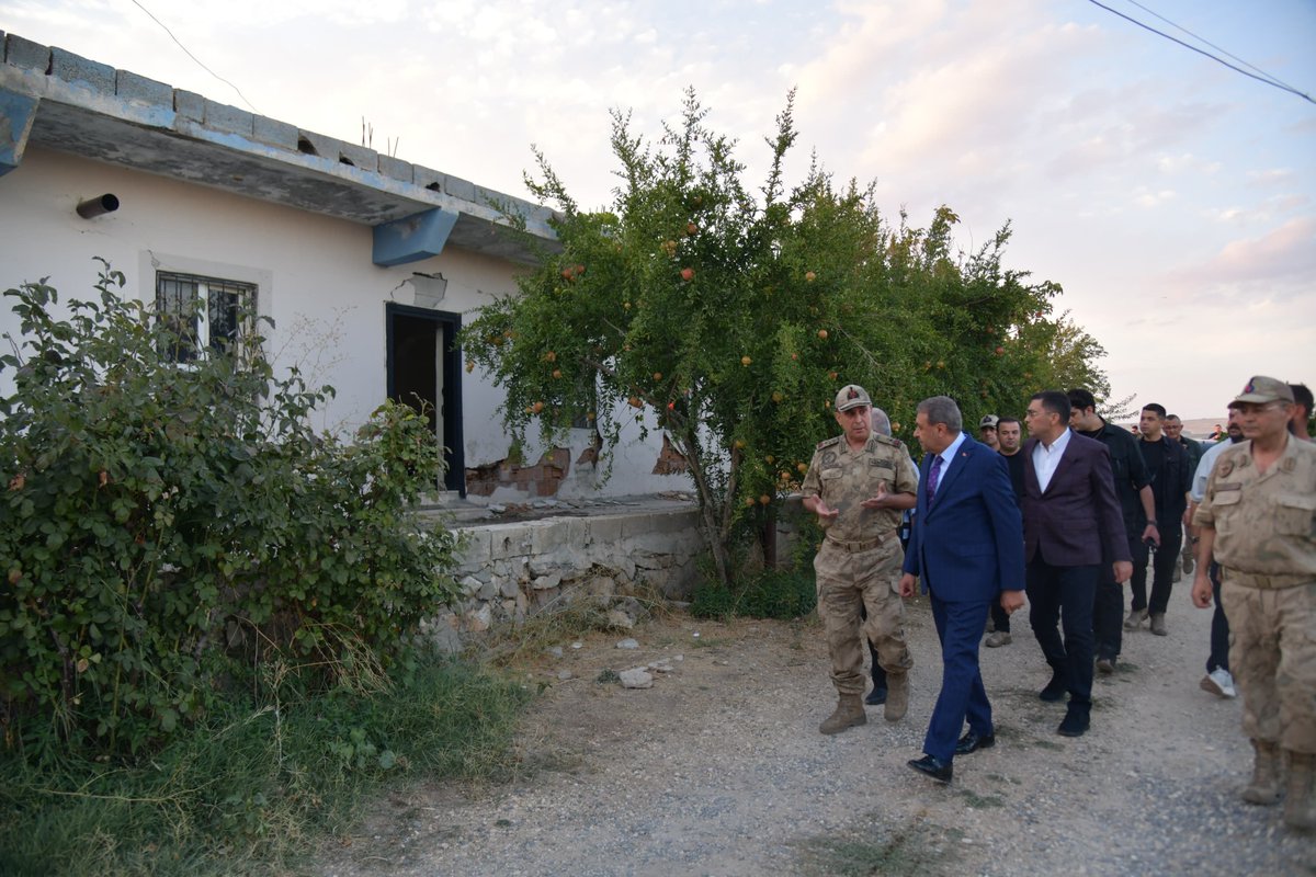 hasansildak's tweet photo. Bugün Karaköprü merkezli olarak meydana gelen depremin ardından etkilenen bölgelerde incelemede bulunduk, Pınarbaşı ve Büyük Akziyaret mahallelerimizde Vatandaşlarımıza geçmiş olsun dileklerimizi ilettik, taleplerini dinledik. 

Okul ve camilerimiz ile konut ve diğer binalarda oluşan hasarların tespiti ve Vatandaşlarımızın taleplerinin karşılanması için sahada yürüttüğümüz çalışmaları hızlı bir şekilde sürdürüyoruz.

Tarama ve tespit çalışmalarımızla birlikte hasar tespit çalışmalarını da hızlı şekilde gerçekleştireceğiz. 

@TC_icisleri