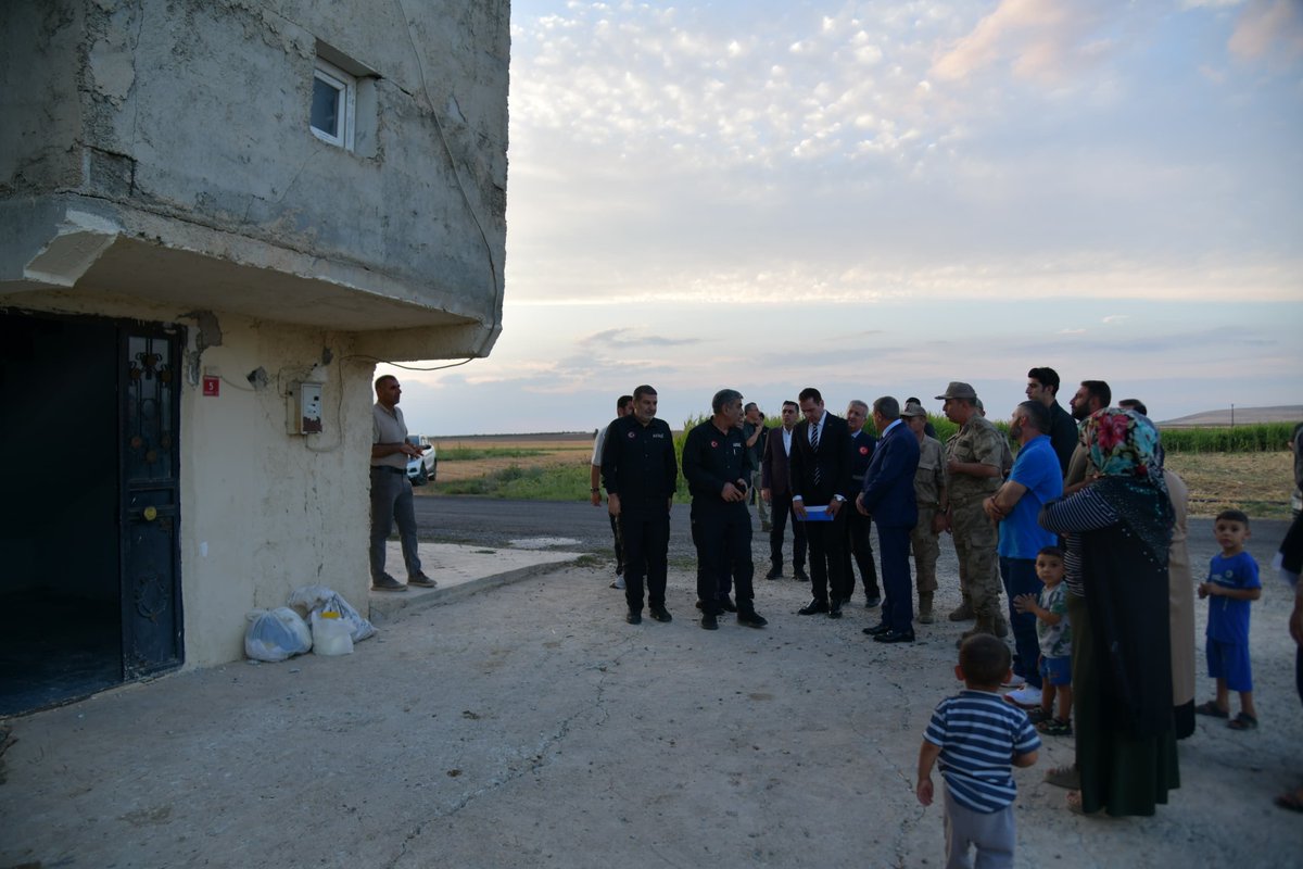 hasansildak's tweet photo. Bugün Karaköprü merkezli olarak meydana gelen depremin ardından etkilenen bölgelerde incelemede bulunduk, Pınarbaşı ve Büyük Akziyaret mahallelerimizde Vatandaşlarımıza geçmiş olsun dileklerimizi ilettik, taleplerini dinledik. 

Okul ve camilerimiz ile konut ve diğer binalarda oluşan hasarların tespiti ve Vatandaşlarımızın taleplerinin karşılanması için sahada yürüttüğümüz çalışmaları hızlı bir şekilde sürdürüyoruz.

Tarama ve tespit çalışmalarımızla birlikte hasar tespit çalışmalarını da hızlı şekilde gerçekleştireceğiz. 

@TC_icisleri