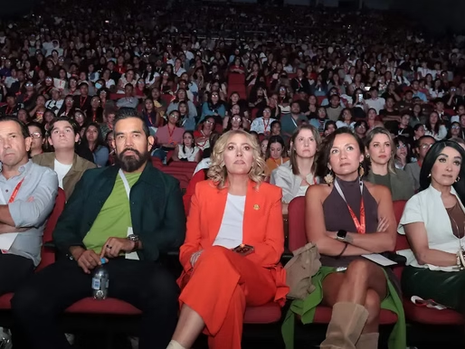 DespiertaPue's tweet photo. 🎓🔥 ¡IEU Talks pone a los estudiantes frente a grandes mentes!

El evento reunió a estudiantes con ponentes y especialistas que están transformando distintas áreas, en un espacio de inspiración, aprendizaje y nuevas ideas. 

https://t.co/Qcj6JDUhcY

#Puebla #IEU #IEUTalks https://t.co/If3SKlCIG2
