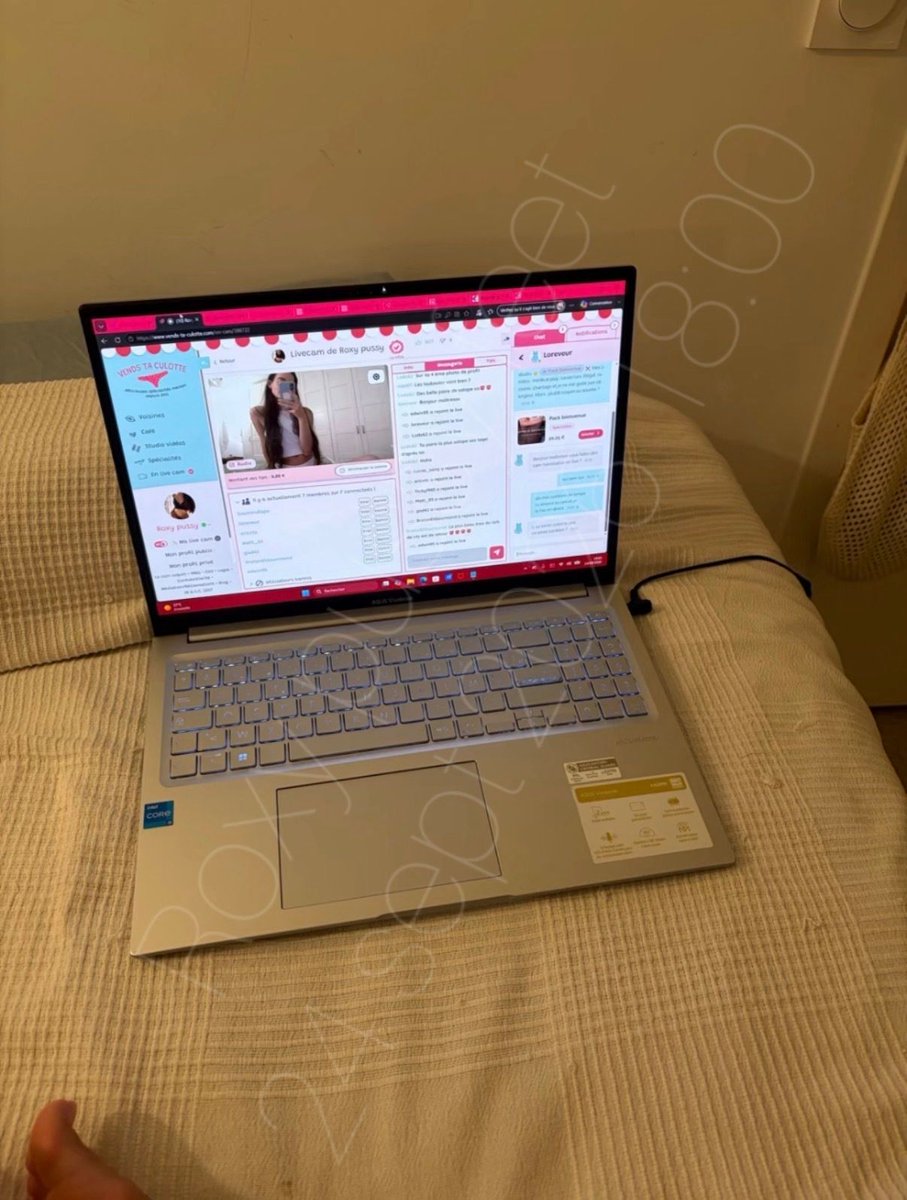 xXRoxyPussyFeet's tweet photo. Les coulisses de mes lives VTC… 👀💻 Et évidemment, il fallait qu’un pied trouve quand même le moyen de rentrer dans la photo. 😂👣 
Tu veux me retrouver ?! Regarde dans les commentaires https://t.co/rHKu1SDAxs