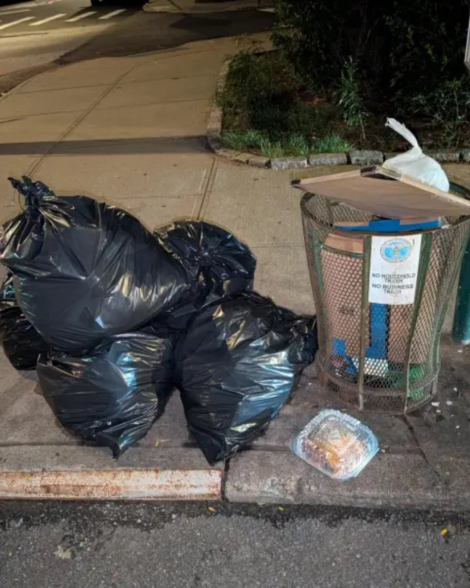 Cultination1's tweet photo. 🚨🇺🇸 Une habitante de New York a reçu une récompense de 4 000$ après avoir permis aux autorités d’identifier un déverseur d’ordures.

Dénoncer quelqu’un qui jette illégalement ses déchets peut désormais rapporter GROS.

La ville dispose d’un programme qui permet aux témoins de signaler les déversements illégaux, notamment avec des photos ou des vidéos. Lorsque le contrevenant est condamné à payer une amende, le signalant peut recevoir jusqu’à 50% de la somme collectée.

À New York, les amendes pour déversement illégal commencent à 4 000$ et peuvent atteindre 18 000$. 
(New York Post)