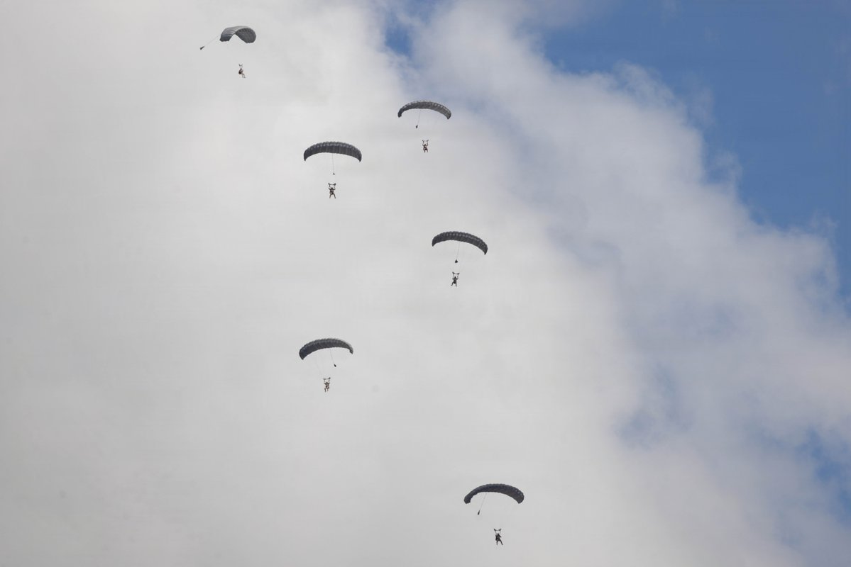 USMC's tweet photo. Recon Free-Fall https://t.co/vX4AE9UKWS