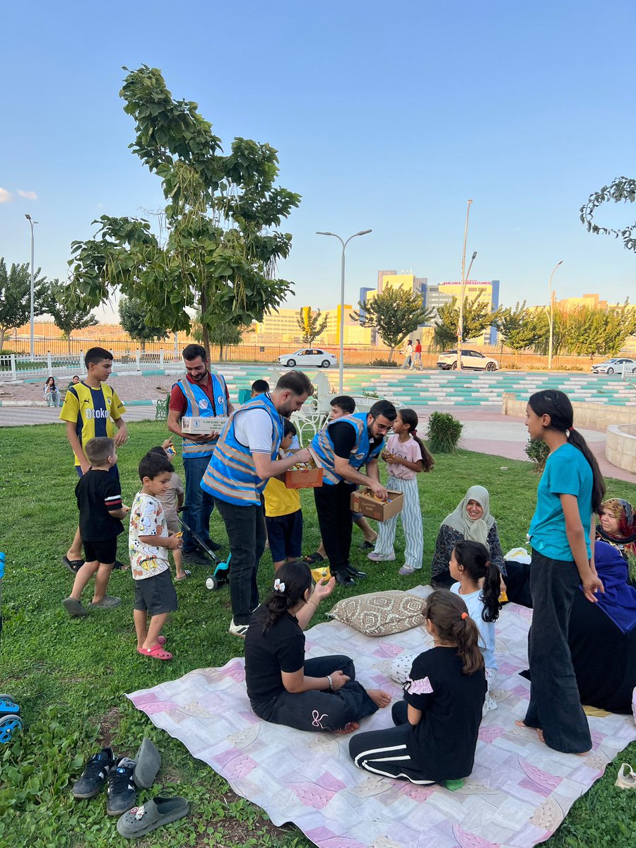 furkankucukk_'s tweet photo. Ak Gençlik Şanlıurfa olarak
Şanlıurfa’mızda meydana gelen Deprem dolayısıyla dışarıda olan vatandaşlarımıza ikramda bulunduk.

Tüm hemşehrilerimize geçmiş olsun dileklerimizi iletiyoruz.

#deprem #şanlıurfa #geçmişolsun

@avyusufibis @bybekirbozdag @osmannazlier @milhamigunbegi @fatihseyrekk @akgencliksurfa