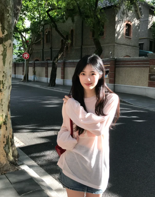 NeidaHelbicto's tweet photo. 我拎着袋子等电梯， #萝莉 #上海 怕漏出来 #日常 https://t.co/Ii9wHf4kTs