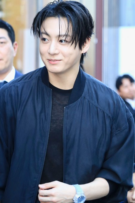 goforitall_1997's tweet photo. The more Jungkook steps out on his own, the more you can see just how confident he has become and how comfortable he is in his own skin. He may not always be the biggest fan of these events, but he walks in with such quiet confidence and always leaves us feeling incredibly proud of the person he is.
And I absolutely love seeing the way the CEOs of the brands he represents treat him, with so much genuine care, warmth, and respect. There’s something really beautiful about witnessing that kind of mutual regard.
Jungkook is truly so special, and he deserves nothing but the very best from everyone around him. Seeing him carry himself with such confidence while being met with the respect and appreciation he deserves makes me so incredibly happy.