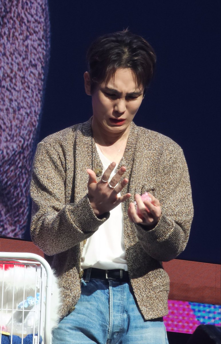 uppuzshinee's tweet photo. he really hated that slime lmfao https://t.co/WpDZ1wIaha