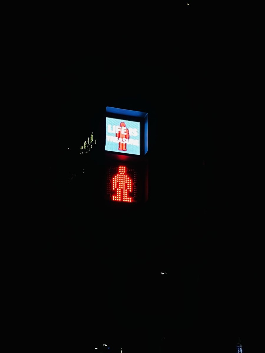 irohasuyou's tweet photo. #TREASURE at The traffic lights 🚥 in Khaosiung ~ 트레저 가오슝 신호등에서 🚥 https://t.co/7XJTPPRfrH