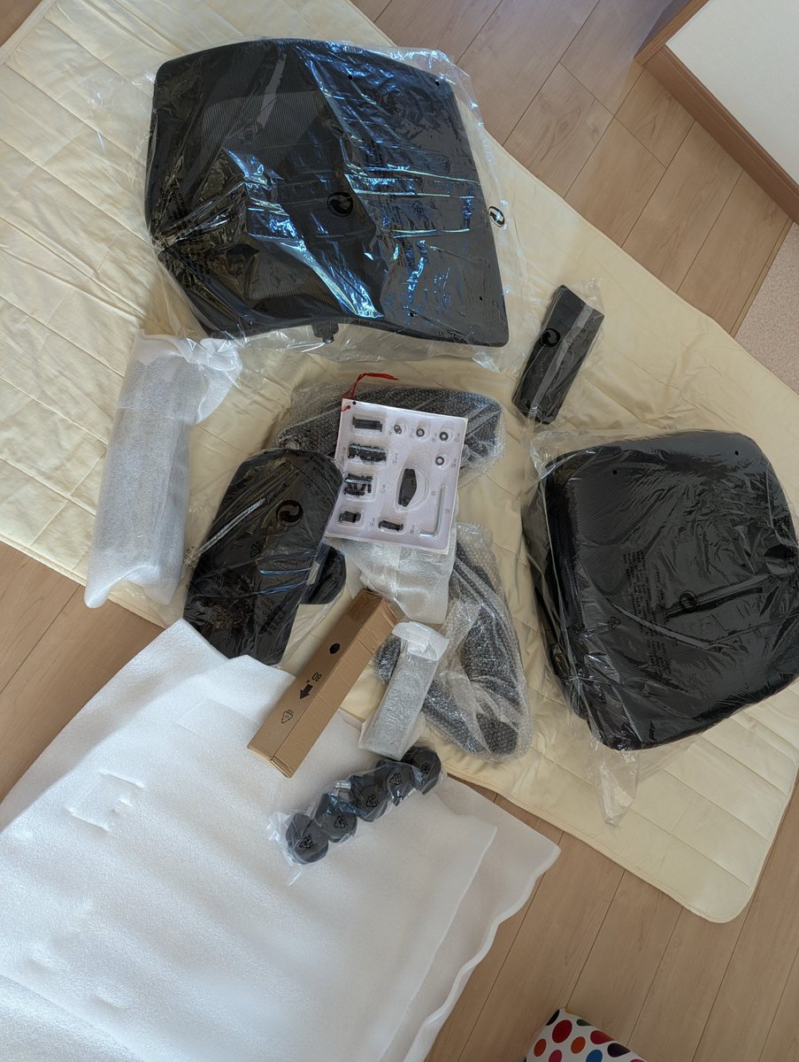 5norakun's tweet photo. 椅子を買いました
箱を開けたら、、、
これを組み立てるのか😔
なるほど、、、
ﾅﾅさんが心配そうに見下ろしてる😅
＃保護猫　＃猫のいる暮らし https://t.co/AgNIBLCl76