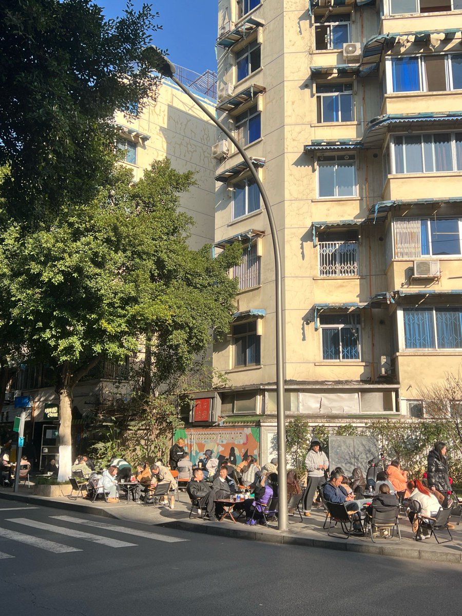 RonniHespen's tweet photo. Plaza llena de risas, cafés y el sol de la tarde. La vida se siente aquí, en cada rincón de la ciudad. https://t.co/MsndbSWsVx