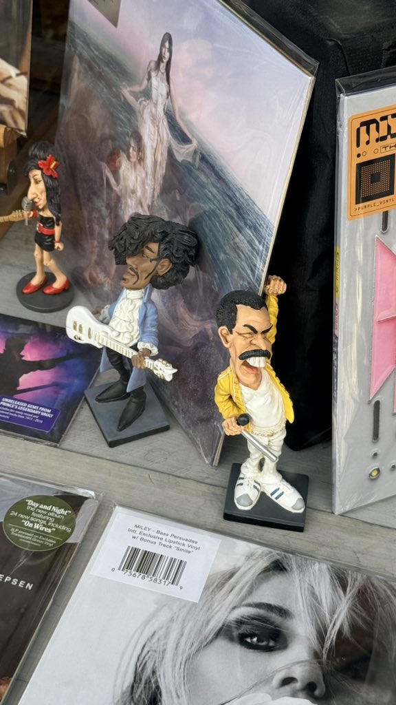 course8cheduler's tweet photo. #AlphabetChallenge #WeekLforLookingIn
a record store, and I am considering starting a collection - first - Freddie β€οΈ https://t.co/YipCIq41Z2