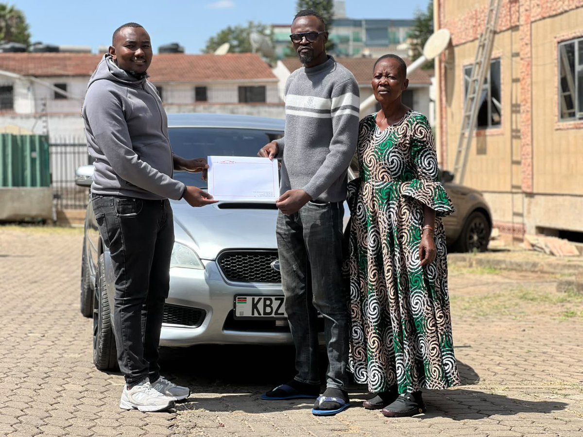 LindaMwananchi_'s tweet photo. Promise kept. Kesia Otieno travelled to Nairobi and chose a replacement for her car burnt in Homa Bay. The driver of the car, her brother Stephen Otieno was also present #kusemanakutenda https://t.co/LSNZZm67UG
