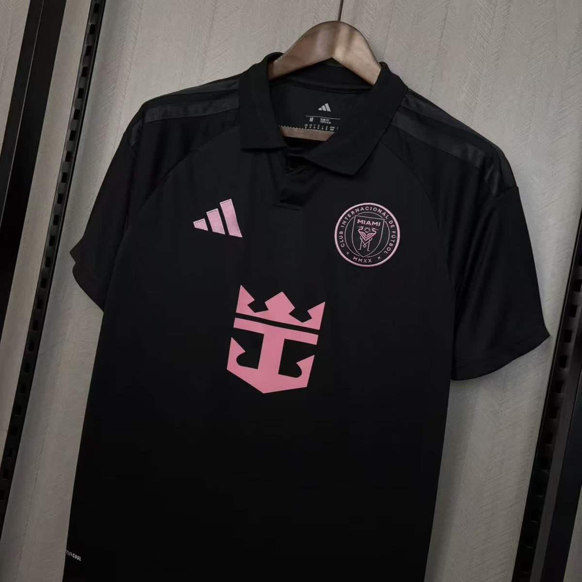 IMPORTAAI's tweet photo. 🦩 QUE CAMISA PERFEITA A DO INTER MIAMI! 🩷🖤

🟡 Compre pelo Mercado Livre:
🔗 https://t.co/WF2fn5AWGR https://t.co/FE4kWO55tM