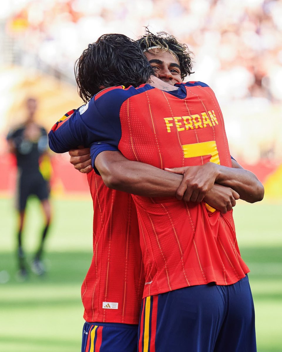 sharksferri's tweet photo. lamine yamal: “creo que de lo que más me acuerdo es del tour de celebración, el hecho de ver a todos los fans, y por supuesto, el gol de Ferran. Pienso que fue uno de esos momentos en los que todo el mundo se unió de verdad y celebró junto.” https://t.co/8BiB69uk4E