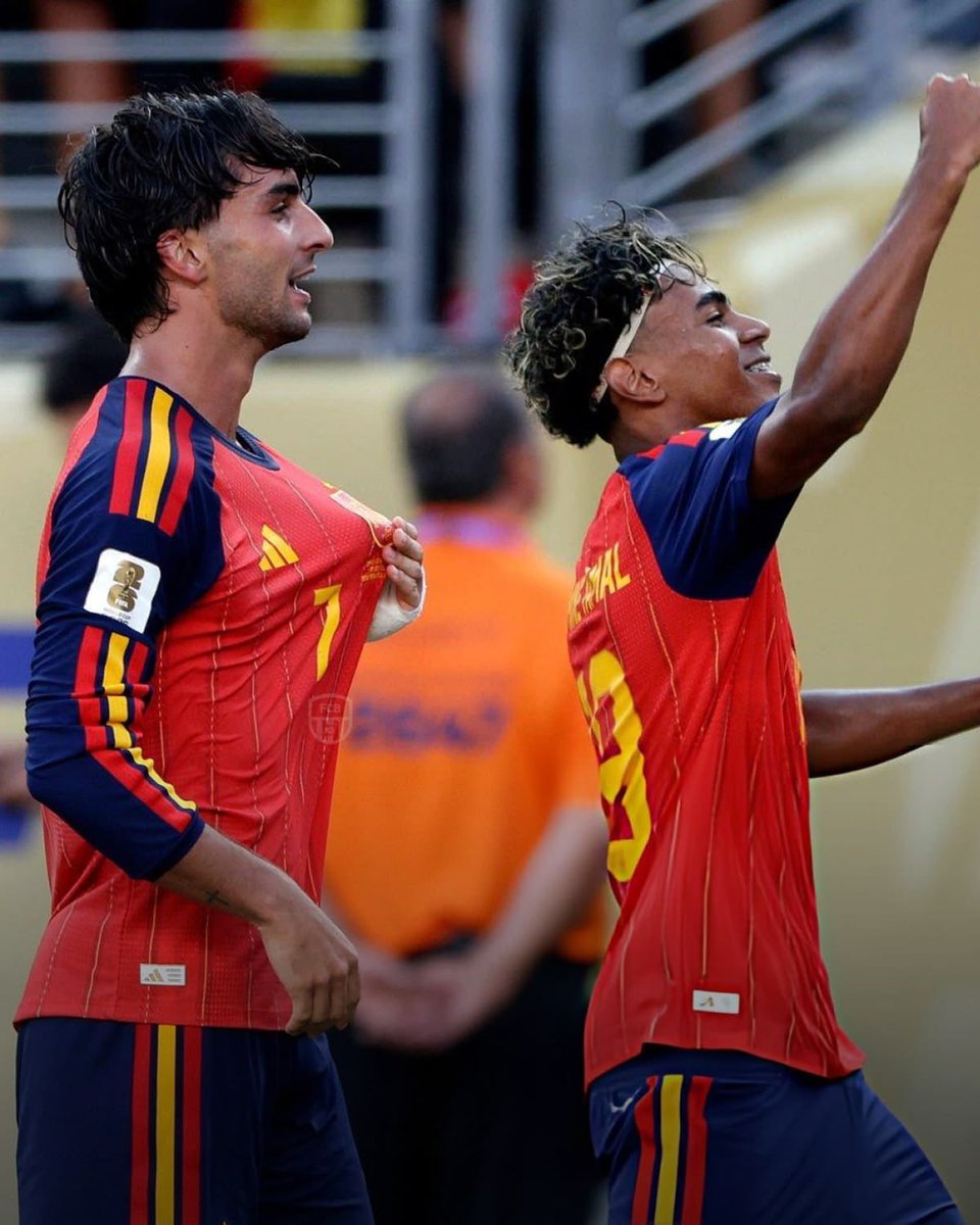 sharksferri's tweet photo. lamine yamal: “creo que de lo que más me acuerdo es del tour de celebración, el hecho de ver a todos los fans, y por supuesto, el gol de Ferran. Pienso que fue uno de esos momentos en los que todo el mundo se unió de verdad y celebró junto.” https://t.co/8BiB69uk4E