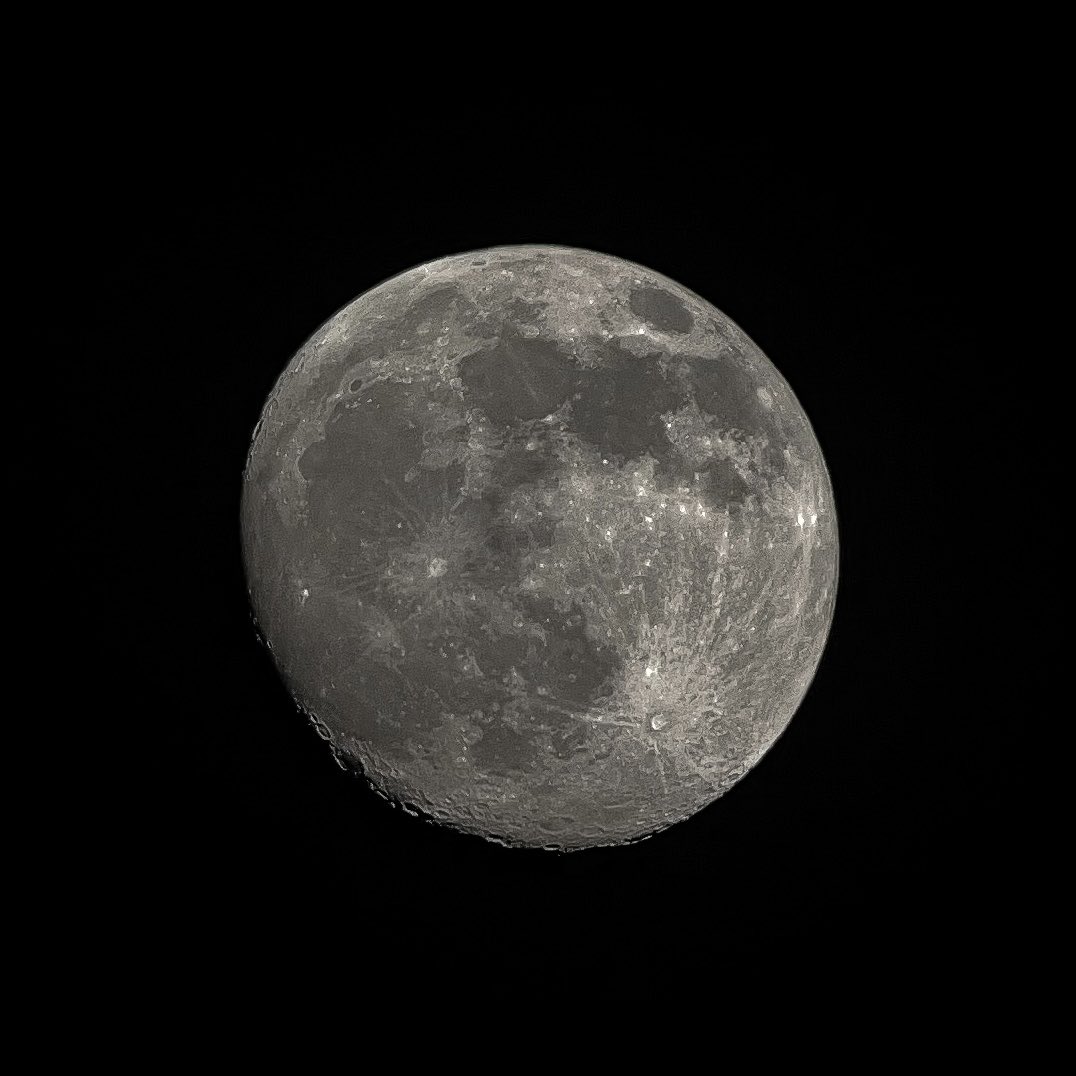 lsky38's tweet photo. tonight’s moon 🩶 https://t.co/NaVxW6uMEh