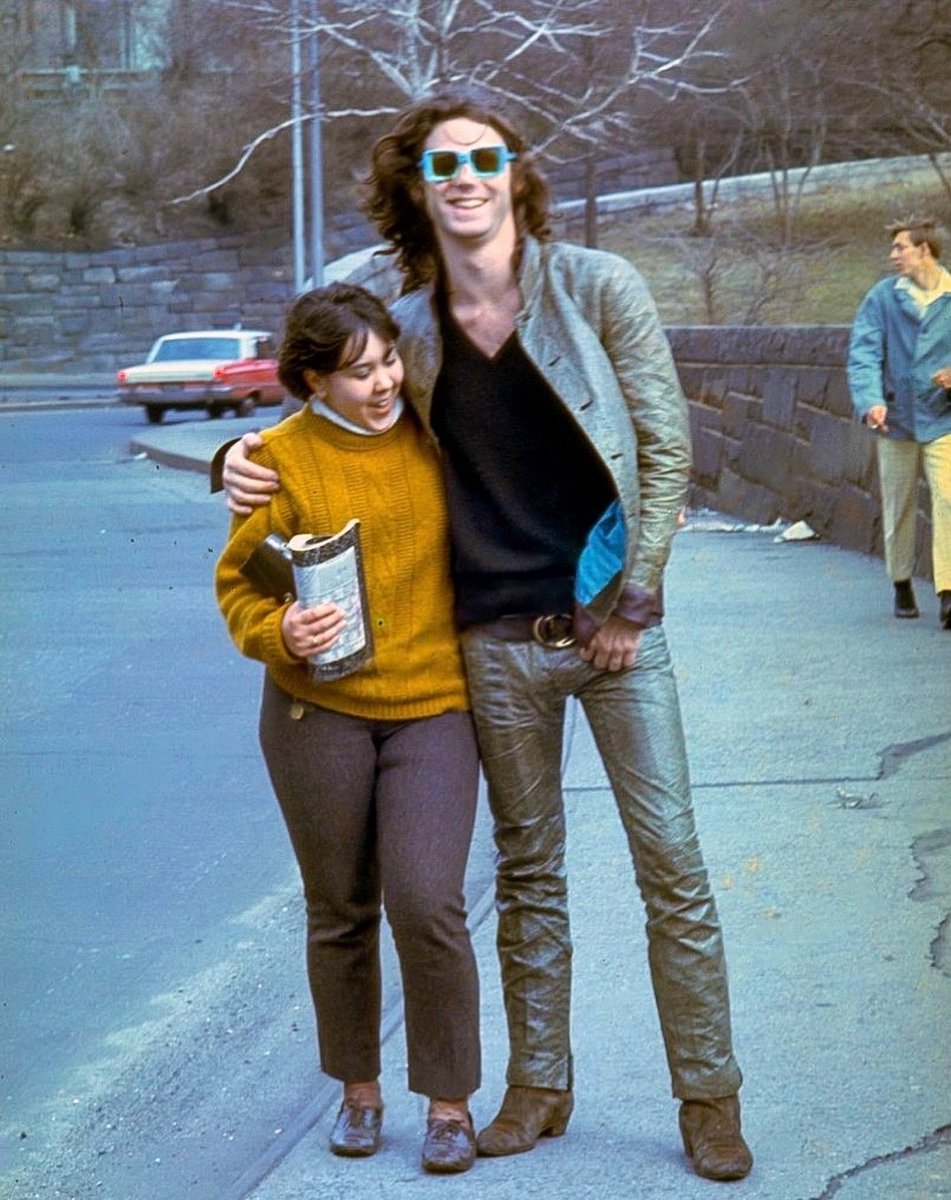 historyrock_'s tweet photo. 24-year-old Jim Morrison posing with a fan in Central Park, New York (1968) https://t.co/3w0C8VCzkv