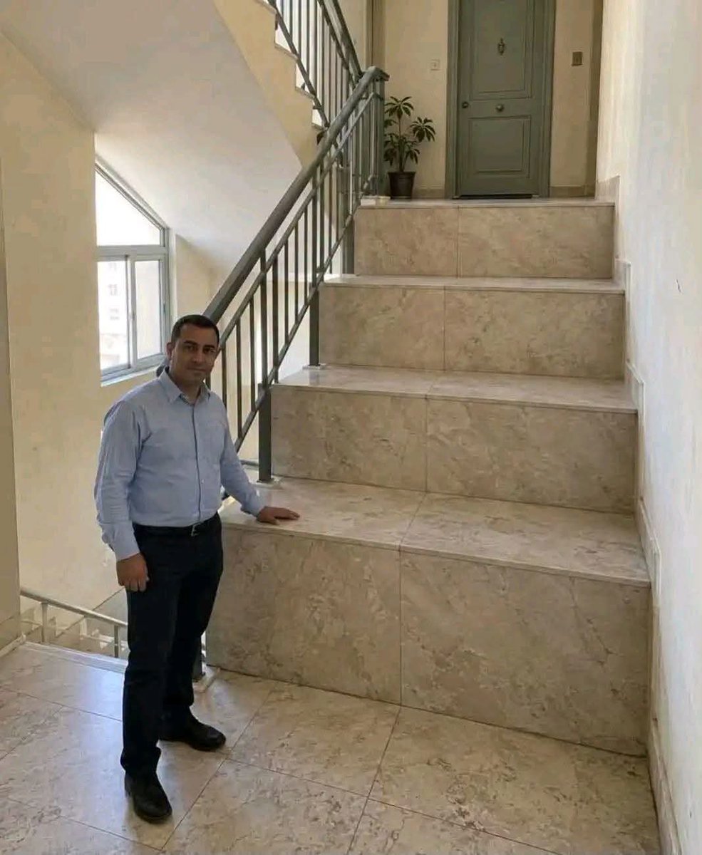ScreenMix's tweet photo. صورة متداولة لسلم أحد المباني https://t.co/qJOeCzZ0zC