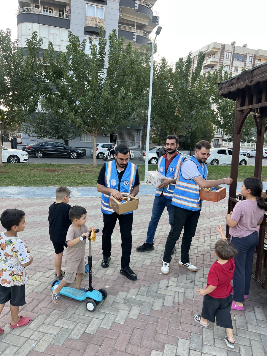 akgencliksurfa's tweet photo. Ak Gençlik Şanlıurfa olarak
Şanlıurfa’mızda meydana gelen Deprem dolayısıyla dışarıda olan vatandaşlarımıza ikramda bulunduk.

Tüm hemşehrilerimize geçmiş olsun dileklerimizi iletiyoruz.

#deprem #şanlıurfa #geçmişolsun

@avyusufibis @bybekirbozdag @osmannazlier @milhamigunbegi @fatihseyrekk @furkankucukk_