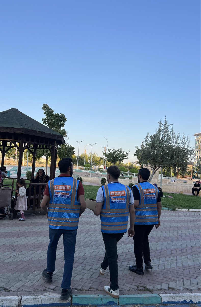 akgencliksurfa's tweet photo. Ak Gençlik Şanlıurfa olarak
Şanlıurfa’mızda meydana gelen Deprem dolayısıyla dışarıda olan vatandaşlarımıza ikramda bulunduk.

Tüm hemşehrilerimize geçmiş olsun dileklerimizi iletiyoruz.

#deprem #şanlıurfa #geçmişolsun

@avyusufibis @bybekirbozdag @osmannazlier @milhamigunbegi @fatihseyrekk @furkankucukk_