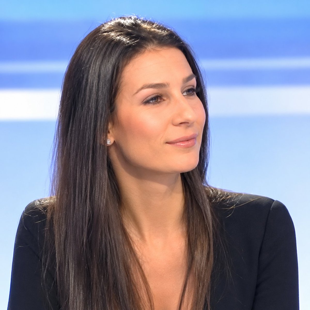 MarieDrucker69's tweet photo. 🇫🇷 Élégance, présence et passion pour l’information.🎙️
Marie Drucker  une figure du journalisme français.
#France #Journalisme https://t.co/3Ay3td9hiy