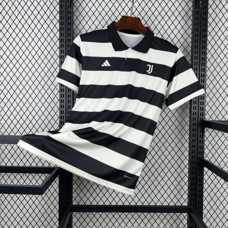 IMPORTAAI's tweet photo. Qual sua opinião para essa camisa da Juventus? 🦓

🟡 Compre pelo Mercado Livre:

🔗 Manga Curta: https://t.co/Dv9M4zgdBL
🔗 Manga Longa: https://t.co/Cb4UdIQifn https://t.co/YfhWV2fQEW