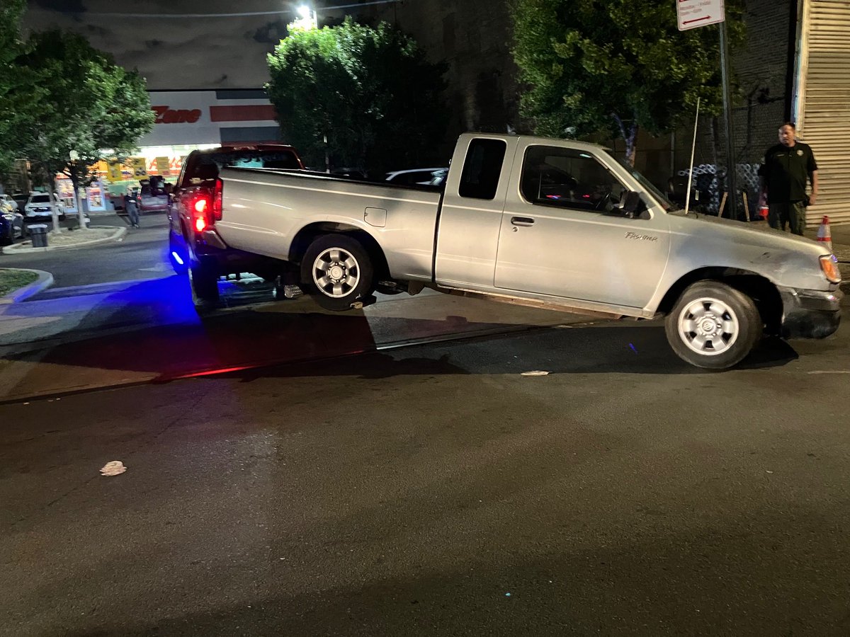 NYPD104Pct's tweet photo. Thank you to our partners at @NYCSanitation for joining us in a joint tow operation.  
In just one night we were able to remove 1️⃣5️⃣ vehicles that were abandoned &amp; illegally parked! https://t.co/xlN3vS7RW8
