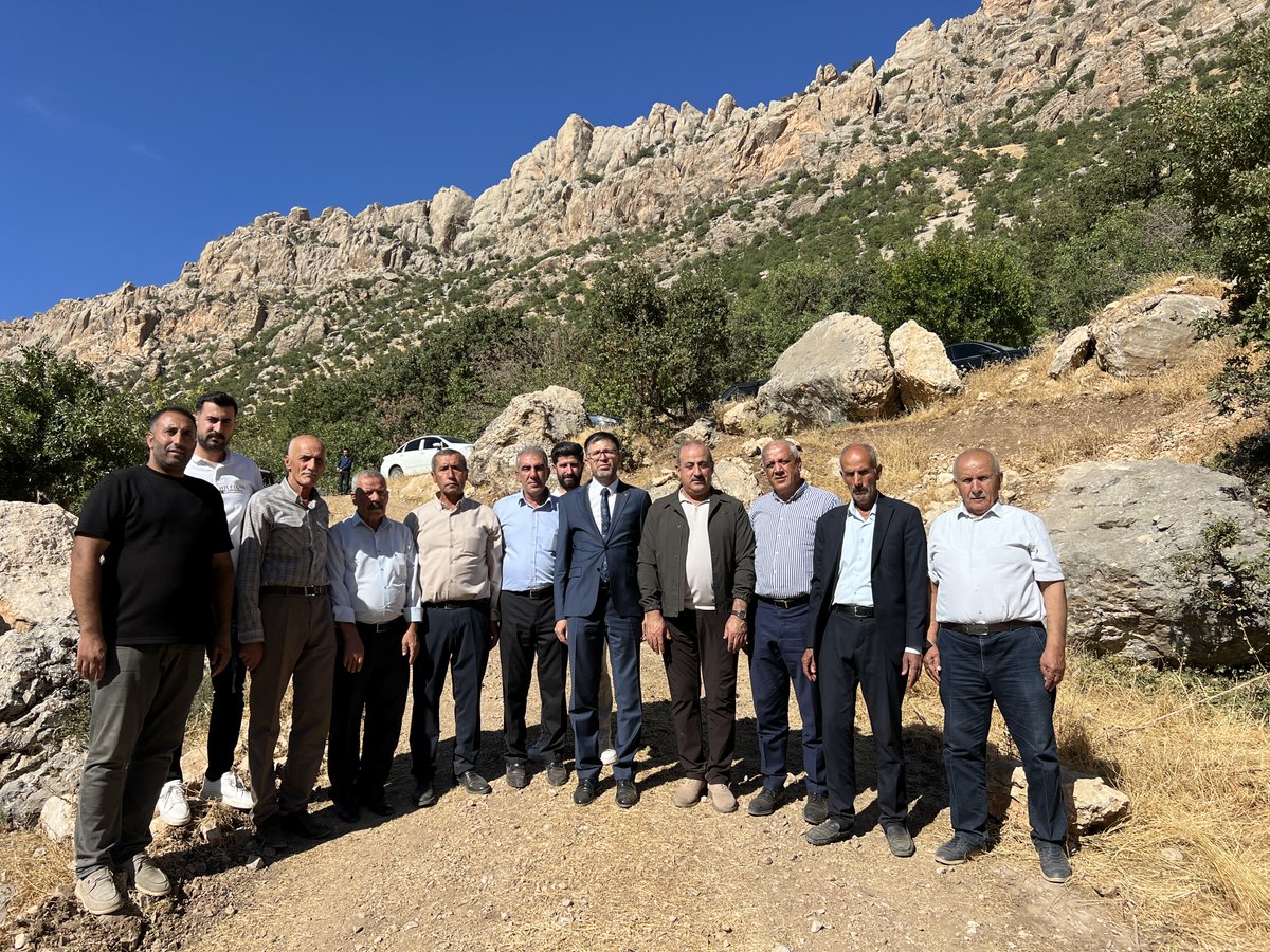 EruhBeltr's tweet photo. ￼📍 Çetinkol Köyü Bapire Sufi (Şeyh Ahmet) Türbe Ziyareti

Eruh Belediye Başkanımız Sayın @cevher_ciftci , kültürümüzün ve inancımızın önemli bir parçası olan geleneksel Çetinkol Köyü Bapire Sufi (Şeyh Ahmet) Türbe Ziyaretinde vatandaşlarımızla bir araya geldi.

Eruh Belediyesi olarak kurduğumuz hizmet çadırında hemşehrilerimizi ağırlamanın mutluluğunu yaşadık. ￼Bu anlamlı buluşmada bizleri yalnız bırakmayan;

 - AK Parti Siirt İl Başkanımız Sayın @AvHekimGider ,

 - İlçe Kaymakamımız Sayın Muttalip Çetin,

 - İl Özel İdaresi Genel Sekreteri Sayın @canpolathfzllh ,

 - AK Parti İl ve İlçe Teşkilat Mensuplarımız,

 - Kurum Amirlerimiz ve tüm kıymetli hemşehrilerimize teşekkür ederiz.

Ziyaretin ardından Belediye Başkanımız Sayın Cevher Çiftçi, İl Başkanımız ve teşkilat mensuplarımızla birlikte türbe alanında vatandaşlarımızla sohbet ederek dualara ortak oldu. Birlik ve beraberliğimiz daim olsun.