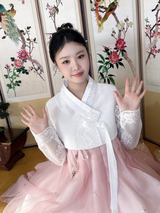 Gidle_x_nebobo's tweet photo. I-DLE SOYEON and soloist Soojin looks like a real life princesses in newly shared pics https://t.co/EoRDqnnC1C