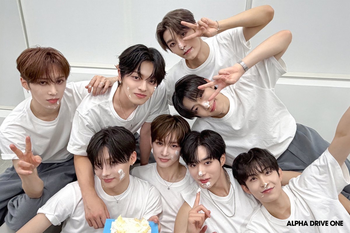 sunxin_kyn's tweet photo. ⸻ #𝐀𝐋𝐃𝟏 𝐚𝐫𝐞 𝐭𝐡𝐞 𝐞𝐢𝐠𝐡𝐭 𝐬𝐭𝐚𝐫𝐬 𝐭𝐡𝐚𝐭 𝐥𝐢𝐠𝐡𝐭 𝐮𝐩 𝐦𝐲 𝐥𝐢𝐟𝐞 

🤍✨ Happy 1 Year Anniversary My Eight Stars ✨🤍

ONE YEAR WITH ALD1
#AnALD1fulYear
#ALD1과_함께한_1주년 https://t.co/C948aBiZJh