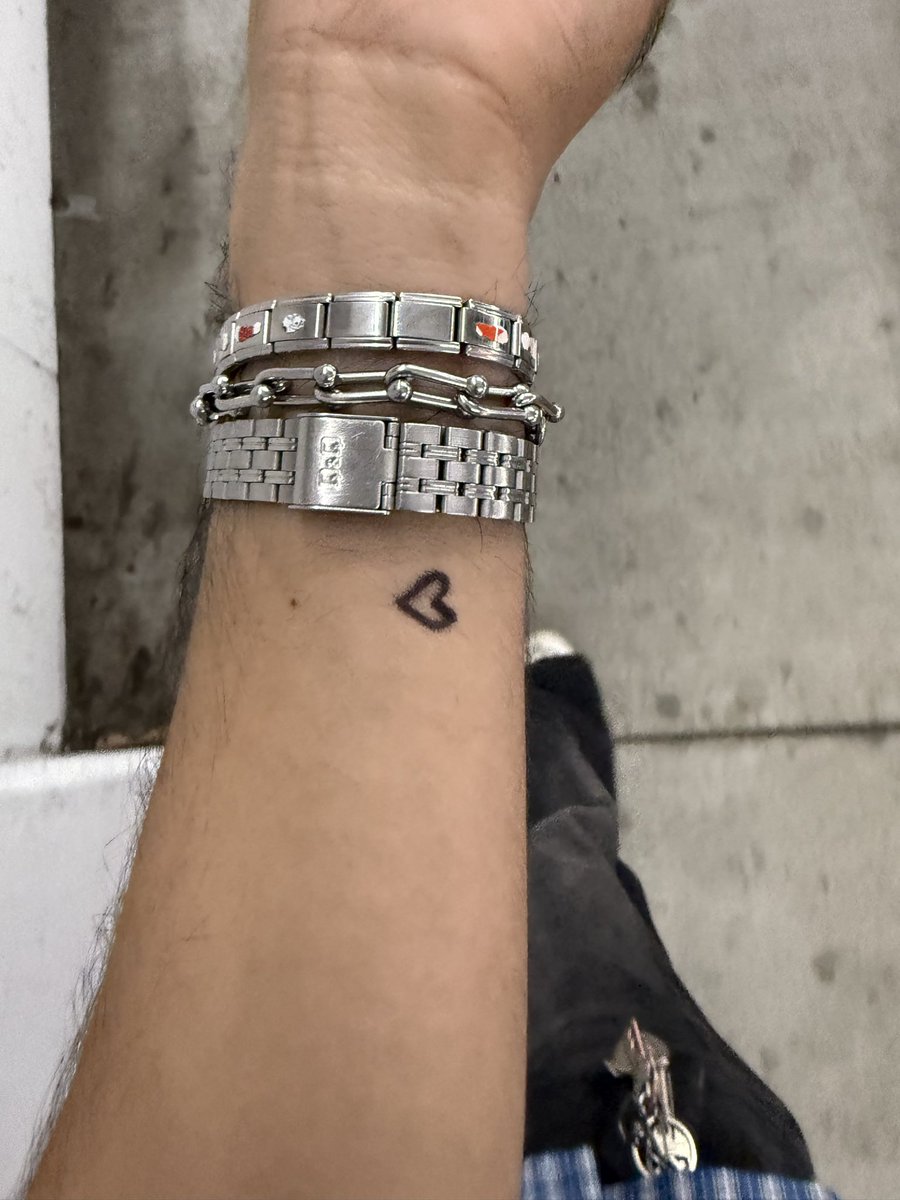 d4niiiel's tweet photo. today marks one year of meeting ariana and her giving me a tattoo….. https://t.co/MGFQ4csKcJ