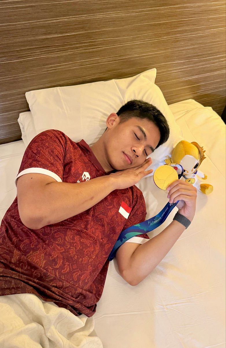 zakiubaidila26's tweet photo. Finally😴🏆😛🥇 https://t.co/lViPsdPBlb