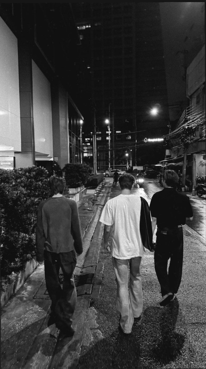 AmmaRoyals199's tweet photo. So Gangsters. https://t.co/Dbb6S0hwhS