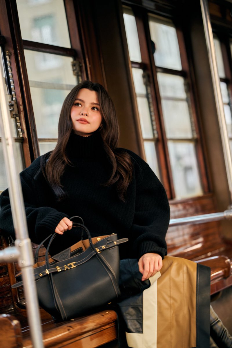 fourteenchannel's tweet photo. เบ็คกี้–รีเบคก้า ถ่ายทอดลุคสุดชิคของ Tod’s ท่ามกลางเสน่ห์แห่งเมืองมิลาน

เบ็คกี้–รีเบคก้า  แบรนด์แอมบาสเดอร์ของ Tod’s ออกไปสัมผัสเสน่ห์ของมิลาน ก่อนเข้าร่วมชมแฟชั่นโชว์ Tod’s  คอลเลกชัน Spring/Summer 2027 โดยเบ็คกี้มาในลุคสุดชิคจากคอลเลกชัน Fall/Winter 2026–2027 เติมเต็มลุคด้วยกระเป๋าหนัง T Signature Shopping Bag สีดำคลาสสิก ถ่ายทอดความเรียบหรูร่วมสมัยและงานฝีมืออันประณีตแบบอิตาเลียนอันเป็นเอกลักษณ์ของ Tod’s

ร่วมค้นพบคอลเลกชันผ่านการถ่ายทอดสดในวันศุกร์ที่ 25 กันยายน เวลา 14.30 น. (ตามเวลาประเทศไทย) ทางเว็บไซต์อย่างเป็นทางการของ Tod’s ที่ https://t.co/REBpaAyVi0 และบัญชีอินสตาแกรมทางการของแบรนด์ @Tods 

#TodsSS27 #Tods #BeckyxMFWTodsSS27
@Tods #mt_matteotamburini #beckysangels‌